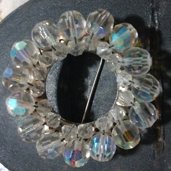 Vintage crystal wreath pin - Picture 1 of 3
